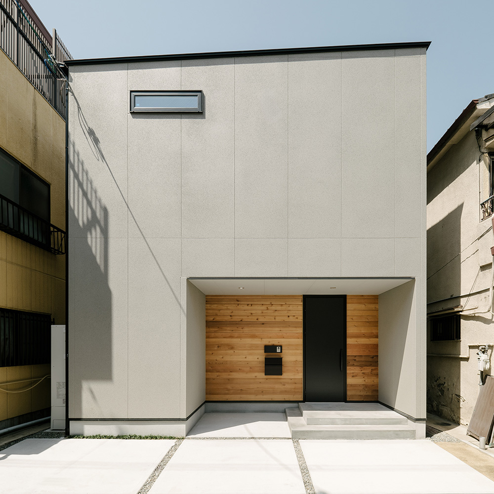 高窓で採光を確保した家